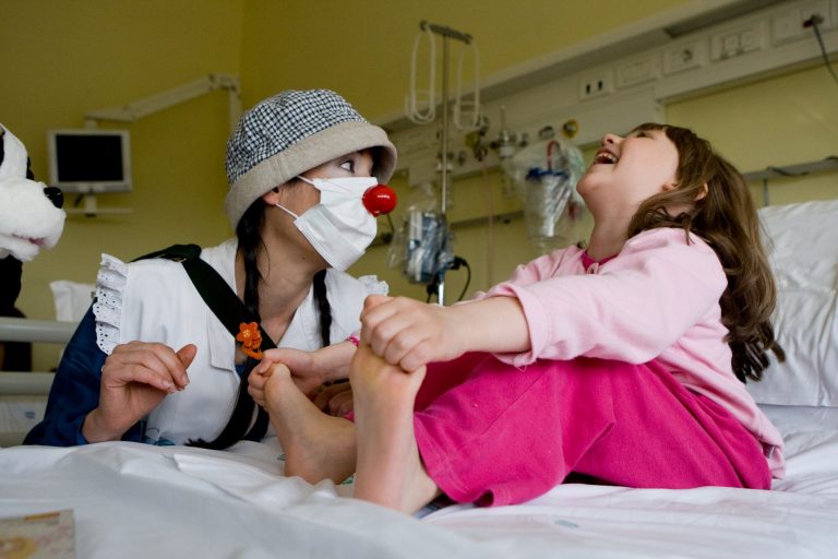 Clown-terapia per gli ospiti della casa riposo “8 marzo”