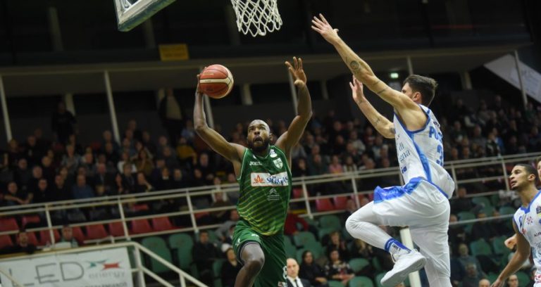 E’ un sereno Natale in casa Scandone: i lupi sbranano Sassari a pranzo