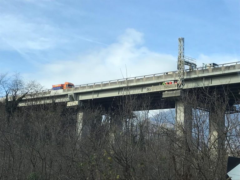 Pezzi di cemento dal viadotto della Variante, scattano i lavori di messa in sicurezza