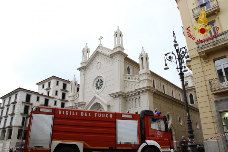 FOTO/ Abitazione in fiamme e salvataggio di un residente: simulazione dei caschi rossi al Corso