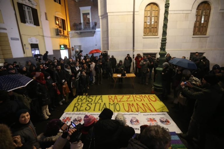 Migranti, la carica dei 300: presidio davanti la Prefettura