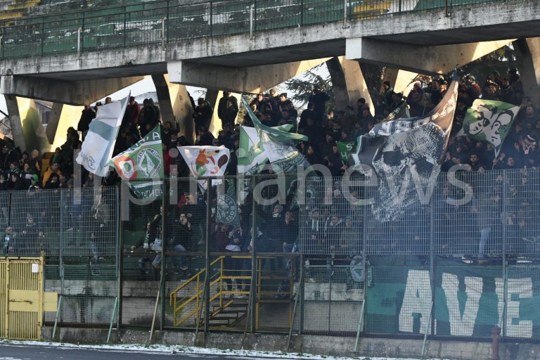 Fumogeni in Curva Sud: il giudice sportivo multa l’Avellino