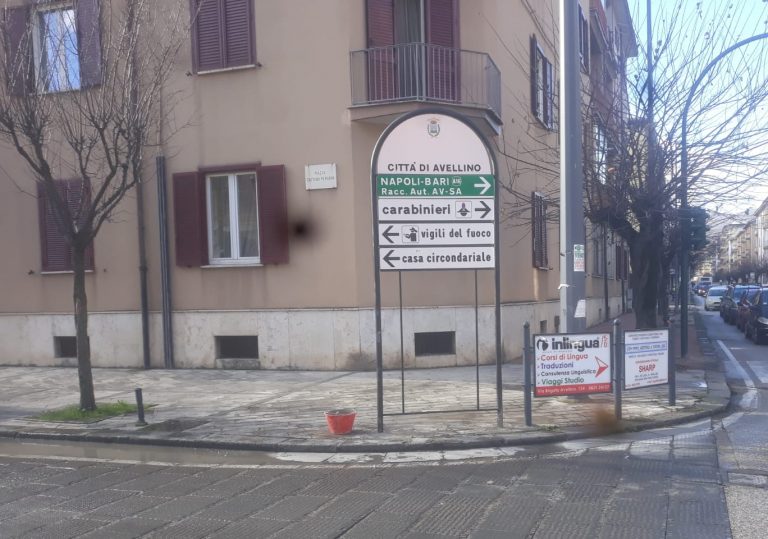 Avellino, nuova segnaletica direzionale: in arrivo “occhi di gatto” e ottiche lampeggianti