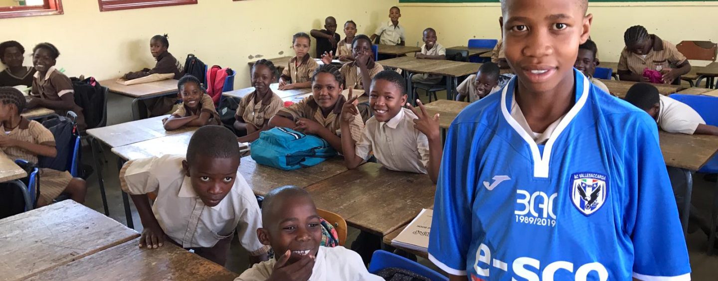 La maglietta del Vallesaccarda in una scuola della Namibia in ricordo di Carmelo Imbriani