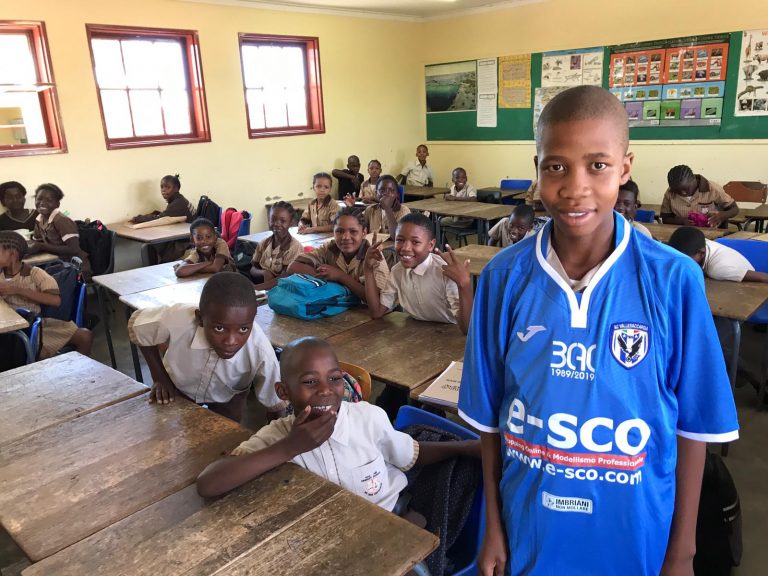 La maglietta del Vallesaccarda in una scuola della Namibia in ricordo di Carmelo Imbriani