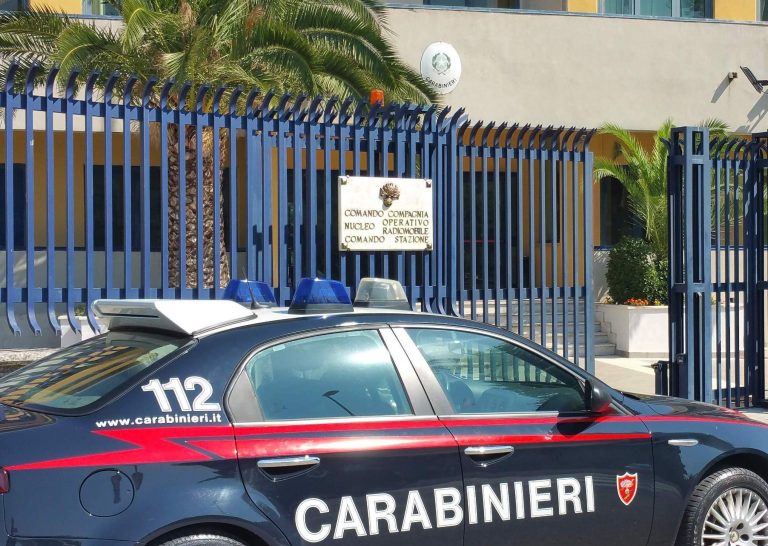 Non si ferma al blocco dei carabinieri: inseguito e arrestato pusher 33enne