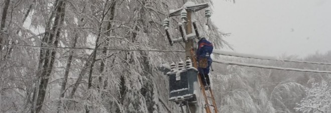 Brutto risveglio in Alta Irpinia, senza corrente elettrica per colpa della neve