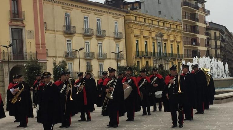 Folla al Corso per la parata della Fanfara dei Carabinieri
