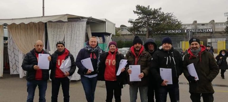 Cassa integrazione e tagli in busta paga: volantinaggio degli operai Fca al mercato