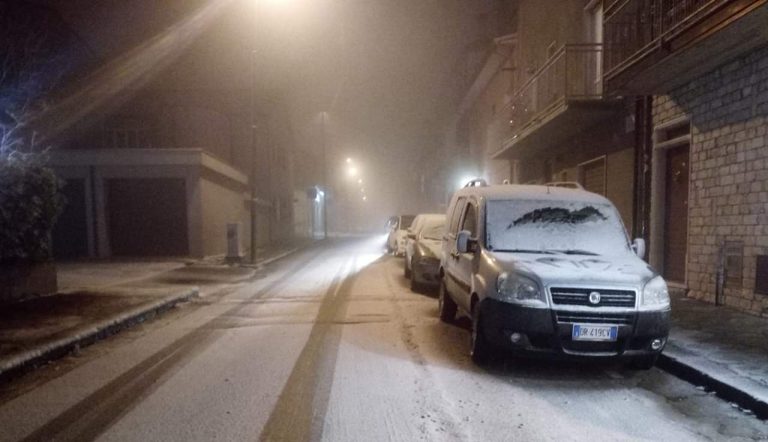 FOTO/ Primi fiocchi di neve in Irpinia, pronto il piano della Protezione Civile
