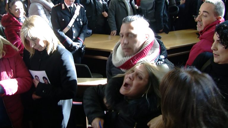 VIDEO/ Strage Bus, bagarre in aula dopo l’assoluzione di Castellucci