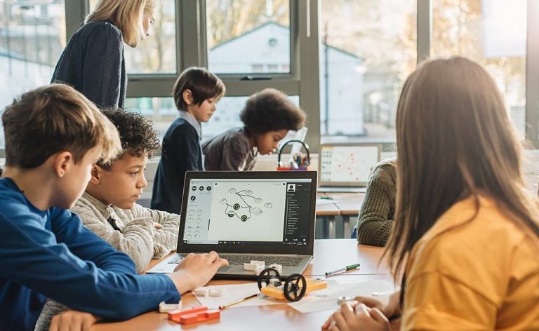 Addio vacanze, si torna a scuola: 10 consigli per una corretta postura