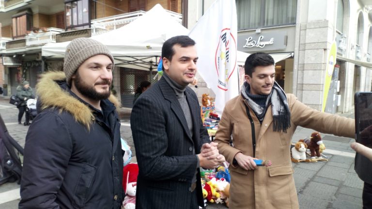VIDEO-FOTO/ Riciclo e solidarietà, la Befana condivisa del M5s arriva a Corso Vittorio Emanuele