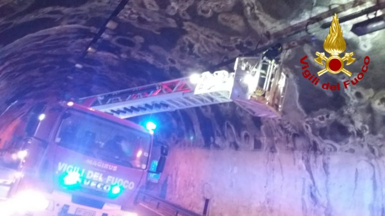Malati bloccati in casa dalla neve e auto in panne: superlavoro per i Vigili del Fuoco