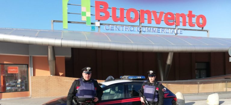 Far west al Centro Commerciale di Benevento: pneumatici in fiamme e ladri in fuga