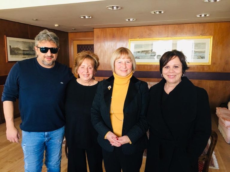 8 marzo, la doppiatrice da Oscar Ida Sansone a Lioni. E c’è anche la sciarpa rosa di Amdos e Amos