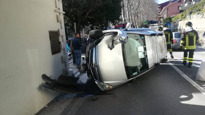 Si ribalta con l’auto, paura a Mercogliano