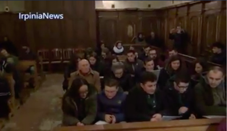 VIDEO/ In chiesa a Mercogliano Don Vitaliano fa cantare “Soldi” di Mahmood