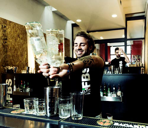 “Flair bartending”, l’arte per diventare un barman di successo