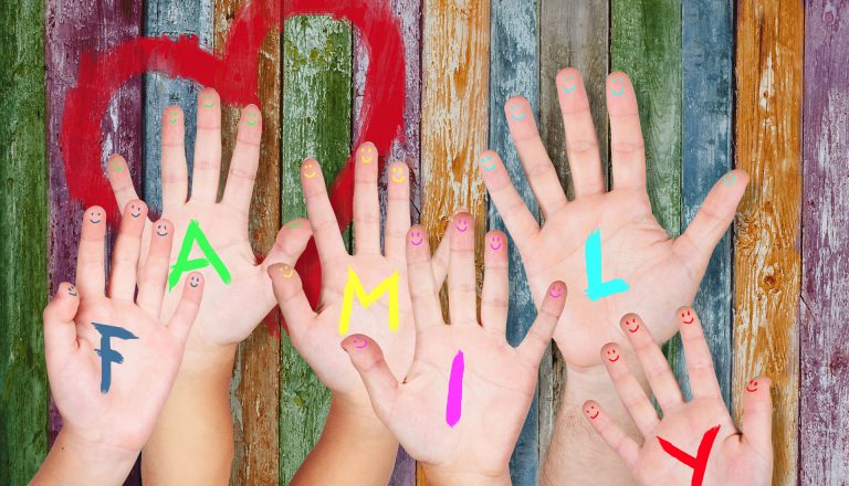 La crisi della famiglia, parla la psicologa Marino: “I figli hanno bisogno di genitori, non di altri amici”