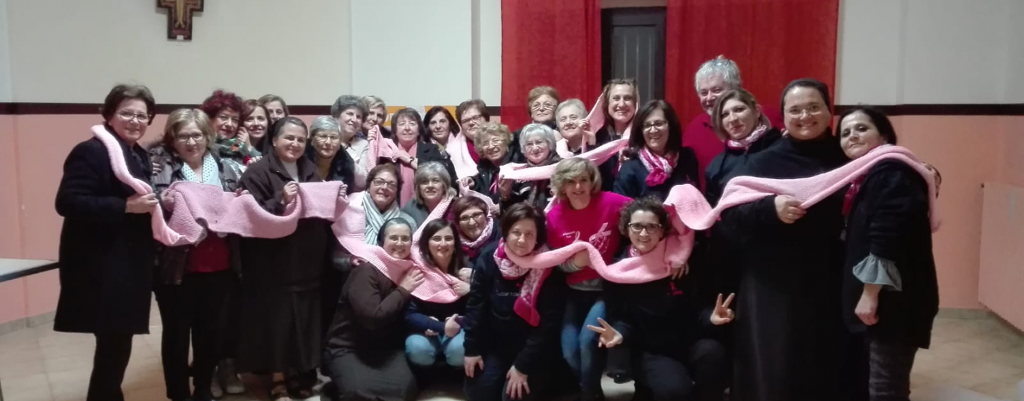 Lotta cancro al seno, l’Italia si ritroverà a Lioni attorno ad una grande sciarpa rosa