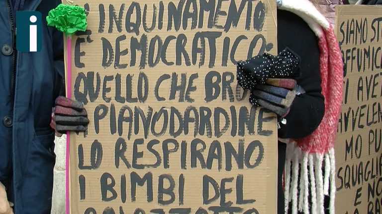 VIDEO/ No alla fonderia a Pianodardine, la neve non ferma la protesta: “Basta veleni”