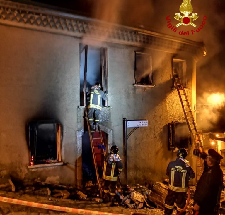 FOTO/ Incendio in un’abitazione a Greci, salva la donna intrappolata nelle fiamme