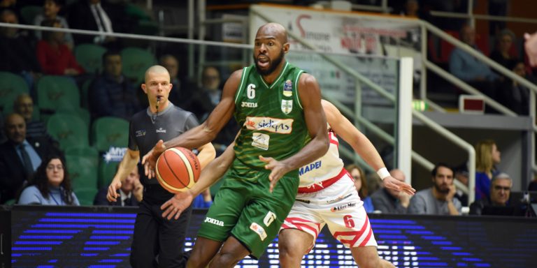 Festa biancoverde nel giorno di San Patrizio: la Sidigas ubriaca Reggio Emilia