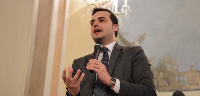 VIDEO/ Carlo Sibilia chiama gli avellinesi: “Nostre proposte sempre più credibili, i cittadini confidino ancora nel M5s”