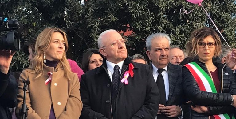 Una sciarpa rosa lunga 17 chilometri: De Luca celebra l’Irpinia da Guinness World Record