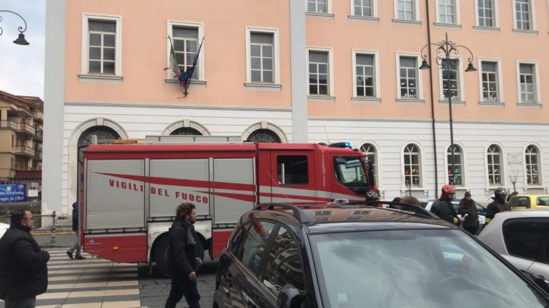 Paura in piazza Libertà durante “Pompieropoli”, esplodono due auto a metano: nessun ferito