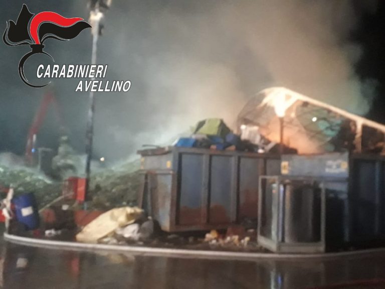 VIDEO / Incendio in un’azienda di rifiuti di Serino, indagano i Carabinieri