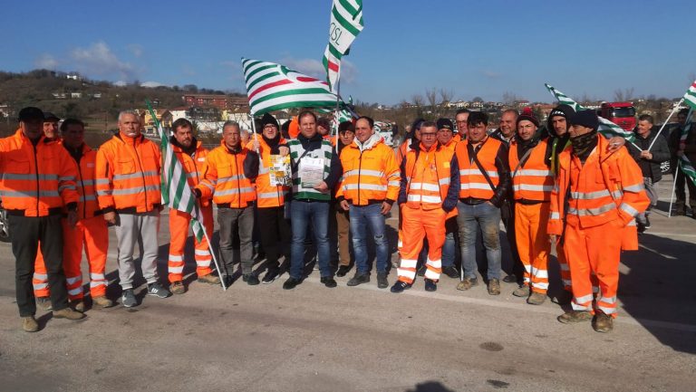 VIDEO/ Lioni-Grotta, Toninelli nel mirino dei lavoratori: “Completa l’opera o buttiamo tutto a terra”