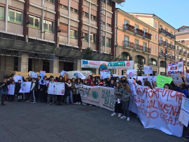 Sciopero per il clima, centinaia di studenti in corteo in città