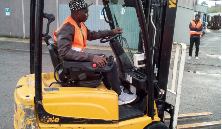 Migranti imparano a guidare carrelli elevatori, in 50 per l’iniziativa di Confartigianato e Irpinia 2000