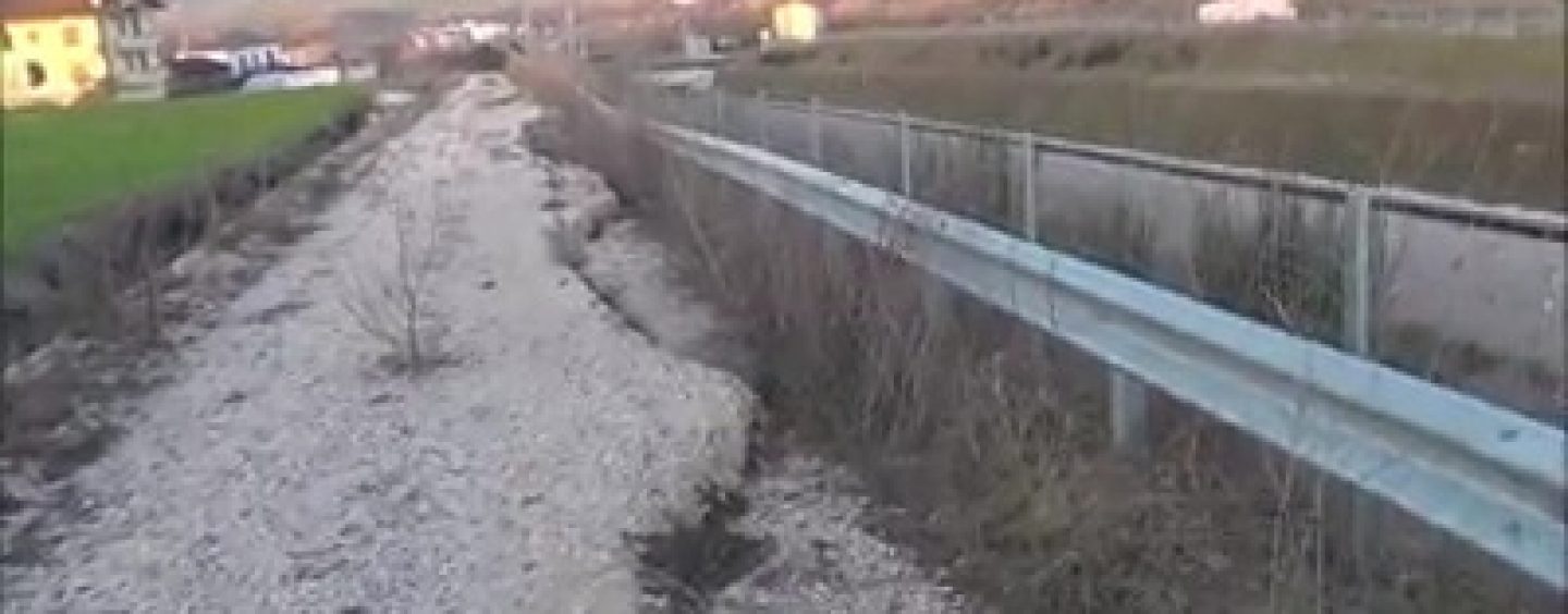 VIDEO / Frana un costone sulla variante di Grottaminarda, allarme e paura tra gli automobilisti