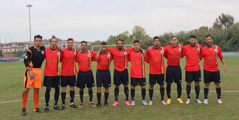 Accusa un malore e si accascia a terra durante la gara: paura un calciatore del Solofra