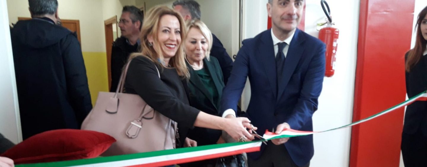 Aperta, sostenibile, innovativa, taglio del nastro per la scuola Lusi. Fortini: “Un esempio per la Campania”