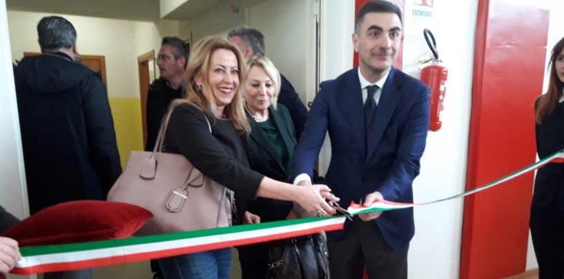 Aperta, sostenibile, innovativa, taglio del nastro per la scuola Lusi. Fortini: “Un esempio per la Campania”