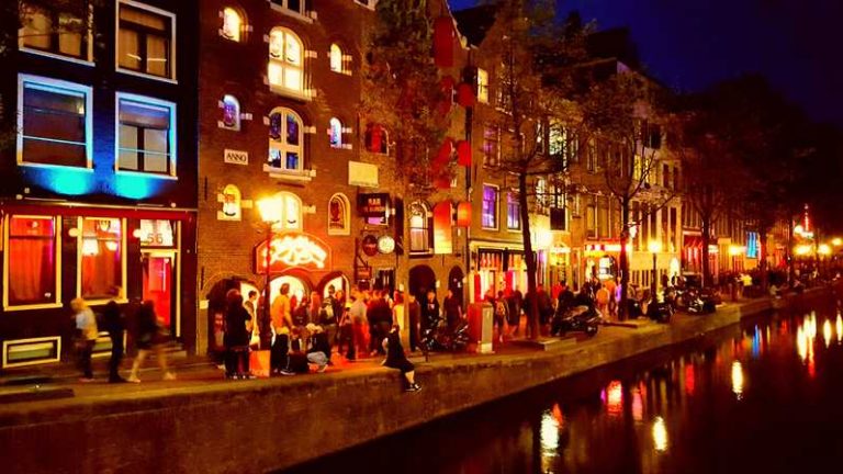 Stop ai tour nei quartieri a luci rosse di Amsterdam: “Irrispettoso per le lavoratrici del sesso”