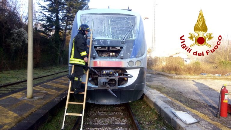 VIDEO/ Fiamme su un treno ad Altavilla Irpina