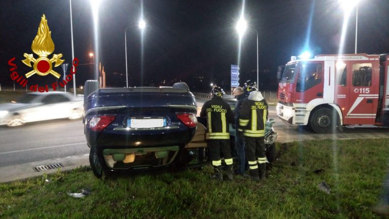 Incidente nella notte a Grottaminarda: un’auto si ribalta
