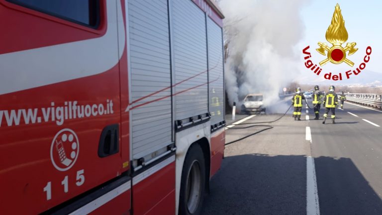 A16, si ribalta e l’auto prende fuoco: salvato da automobilisti in transito