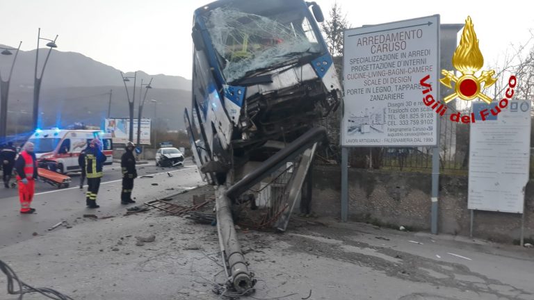 Bus si scontra con auto e finisce fuoristrada, autista ricoverato in ospedale. Sfiorata la tragedia