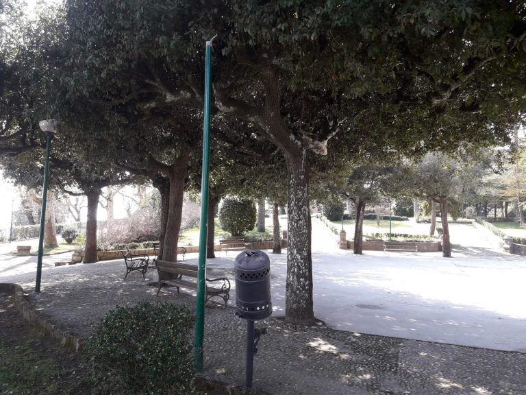FOTO/ Vandali in azione nella villa comunale di Ariano. L’assessore Li Pizzi: “Manca il senso civico”
