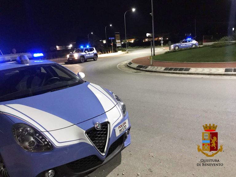 Beccati con la cocaina negli slip, due pusher arrestati dalla polizia