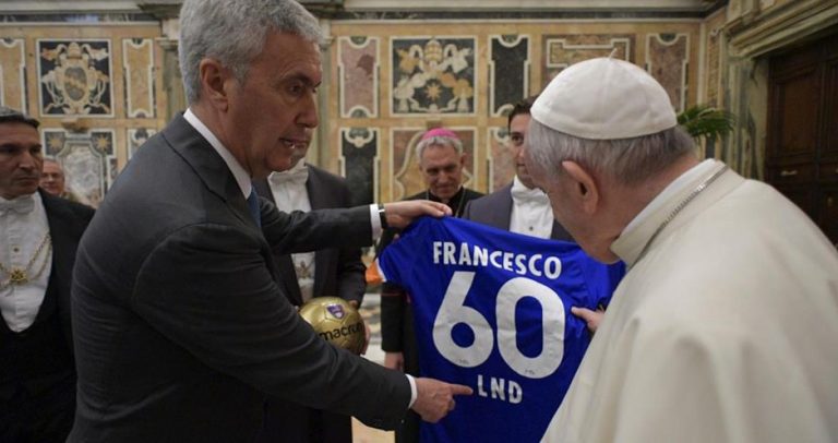 Cosimo Sibilia incontra Papa Francesco e gli dona pallone e maglietta della Lnd