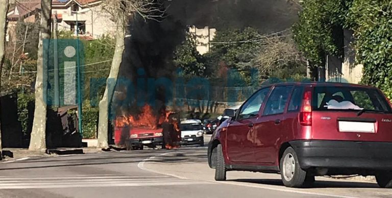 VIDEO-FOTO/ Autocarro prende fuoco a Parolise, nessun ferito ma circolazione rallentata