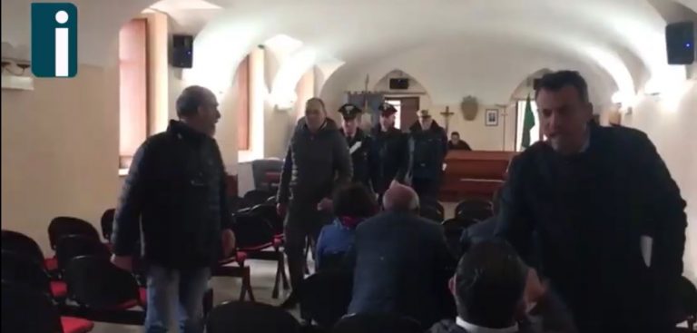 VIDEO/ Montemiletto, consiglio comunale rinviato, il clima si “infuoca”: arrivano i carabinieri