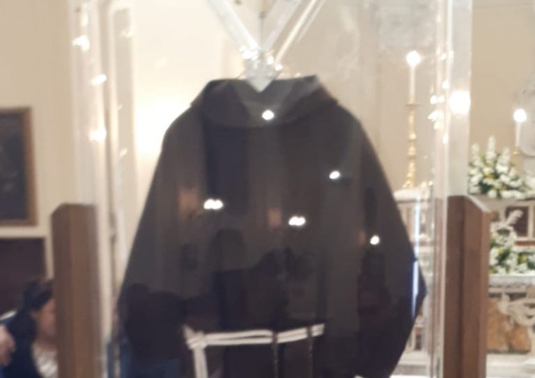 VIDEO/ Il saio delle Stimmate di Padre Pio a Gesualdo, commozione in paese